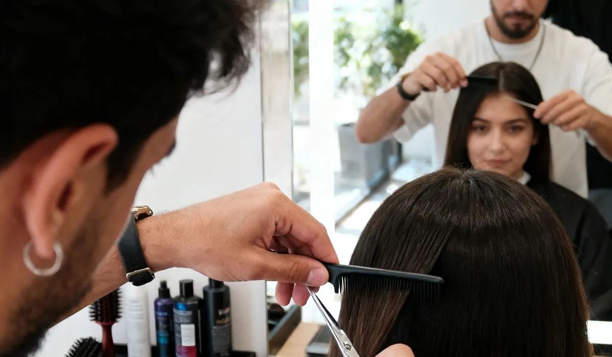 髮型師在明亮 Salon 內為客人剪髮